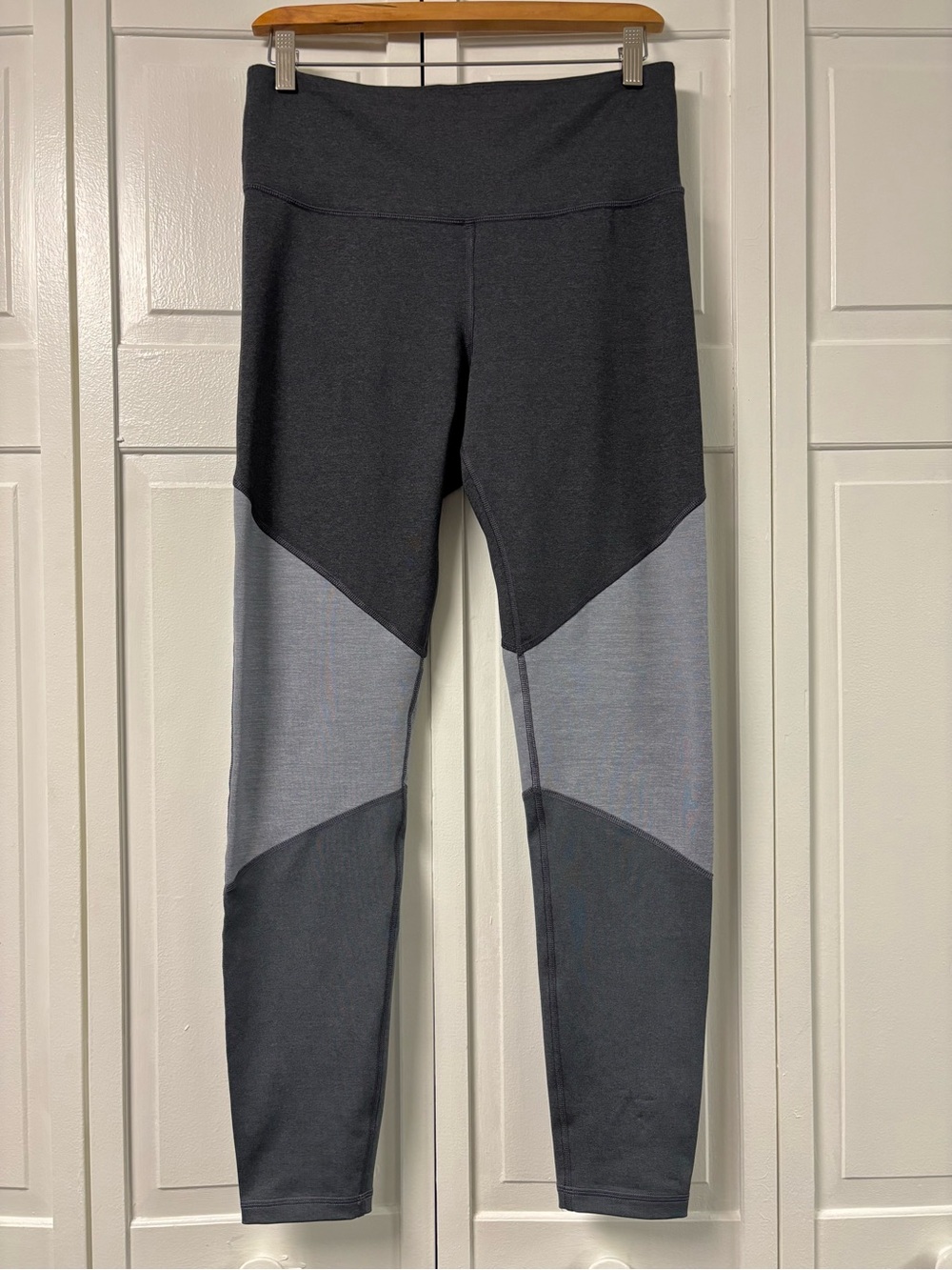 Old Navy Active High-Waisted Leggings - Grey Colorblock - Size L